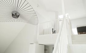 All In One Loft With Balcony And Free Parking